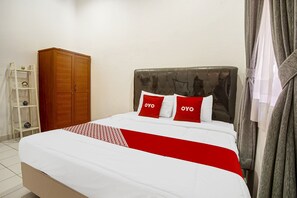 Standard Double Room | Desk, laptop workspace, free WiFi, bed sheets - Hotel O Homestay Syariah (Kalianda)