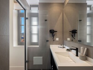 Luxury Room | Bathroom | Shower, rainfall showerhead, free toiletries, hair dryer -  La Torre del Kastelli (Chania)