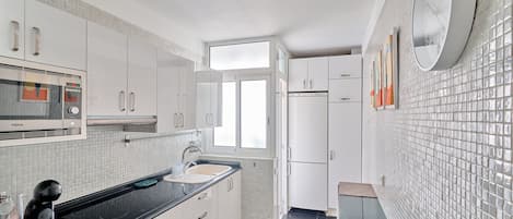 Køleskab, mikrobølgeovn, opvaskemaskine, kaffe-/temaskine