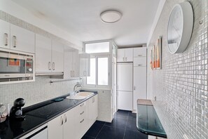 Een koelkast, een magnetron, een vaatwasser