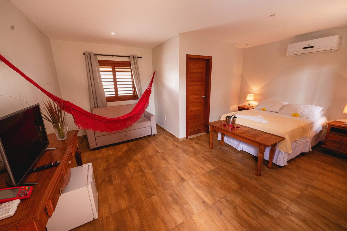 Quarto luxo, 1 cama de casal e sofá-cama, vista para o jardim | 1 quarto, Wi-Fi de cortesia, roupa de cama
