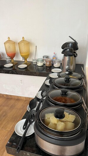Café da manhã com buffet grátis todos os dias