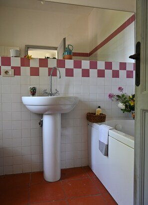 A bathroom with a white sink, a mirror, and a tiled backsplash. - Casale il Rondò, entire property with pool, private park, Città della Pieve (Umbria)