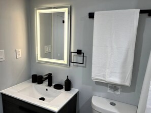 Hårføner, håndklær, såpe og sjampo