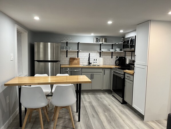 Kjøleskap, mikrobølgeovn, ovn og kokeplater