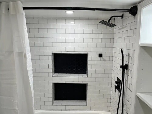 Modern 2bd Getaway Walk to Metro Free Parking