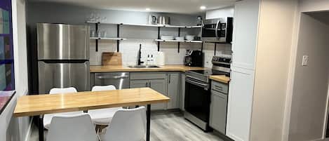 Frigorifero, microonde, forno, piano cottura