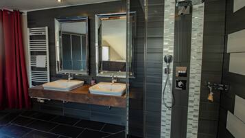 Deluxe-Studiosuite | Badezimmer | Haartrockner