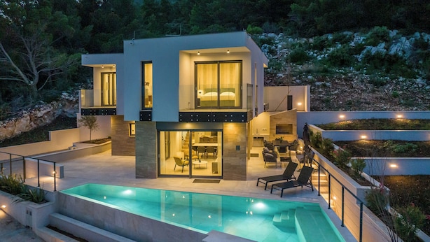 A modern two-story house with a swimming pool, outdoor seating, and a dining area. - Villa Luce (Pijavicino)