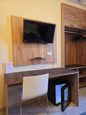 Quarto casal básico, 1 quarto | Escrivaninha, Wi-Fi de cortesia