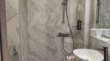 Quarto duplo básico, 2 camas de solteiro | Banheiro