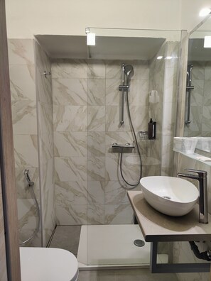 Basic Twin Room, 2 Single Beds | Bathroom - Hotel Romano (Turin)