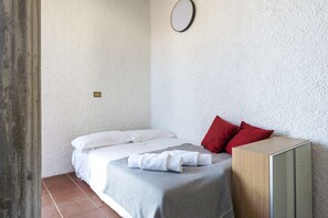 WiFi, bed sheets - Nice Studio with lovely view - garden - Casa Maria (Padenghe Sul Garda)