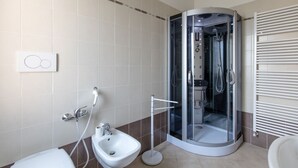 A modern bathroom with a glass-enclosed shower, a bidet, and a toilet. - GARDASUN 2 - Lovely flat Lake close Pet friendly (Padenghe Sul Garda)