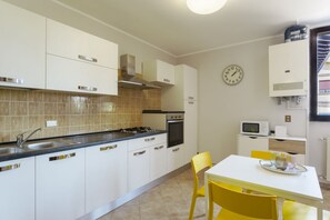 Fridge, microwave, oven, stovetop - LINDA house - 100MQ + garden + parking (Padenghe Sul Garda)