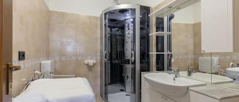 Regadera, secadora de cabello, bidet, toallas