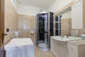Douche, sèche-cheveux, bidet, serviettes fournies