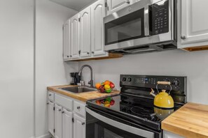 Căn hộ tiện nghi đơn giản | Bếp riêng | Tủ lạnh nhỏ, dụng cụ pha cà phê/trà, ấm điện 