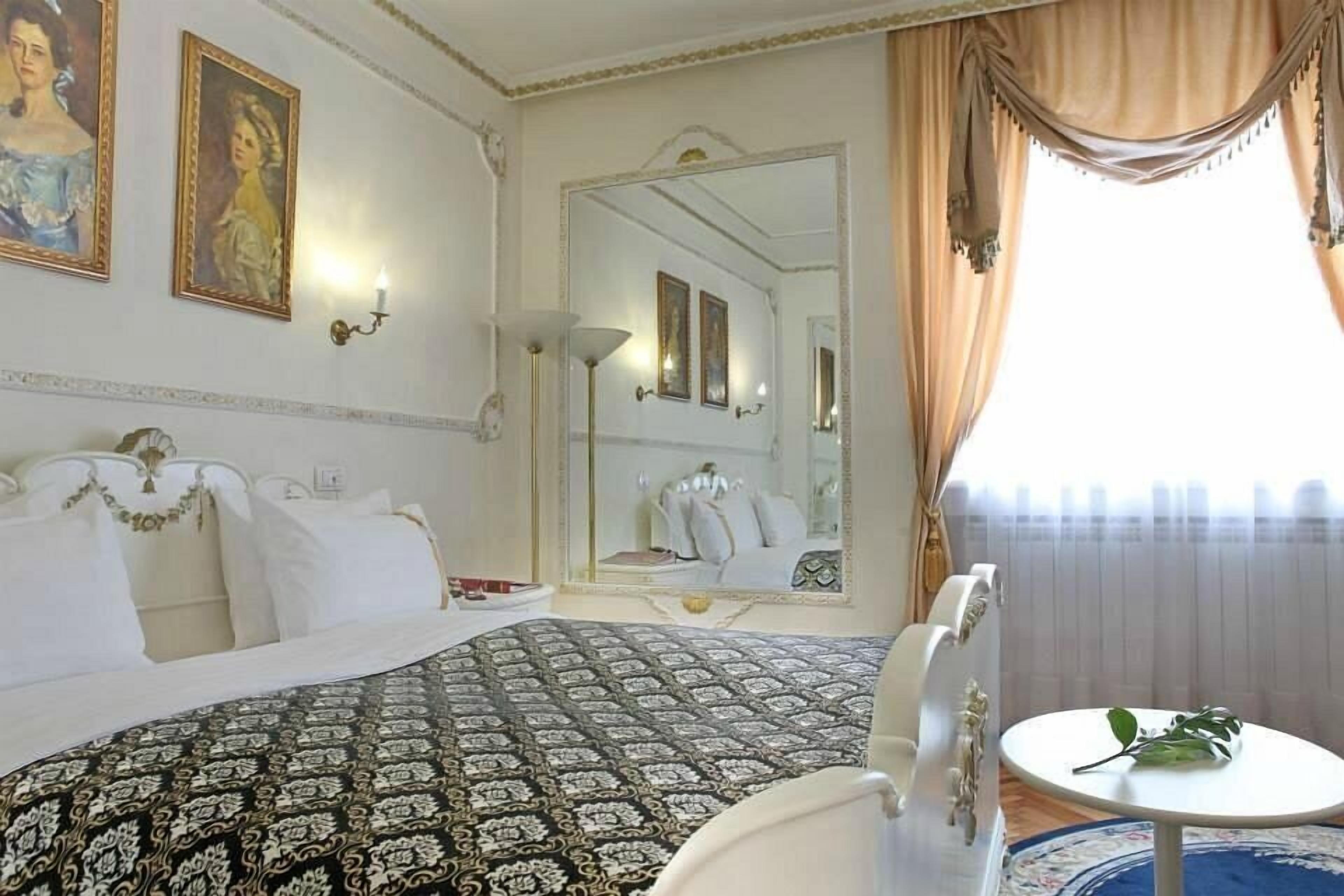 Photo - Queen's Astoria Design Hotel