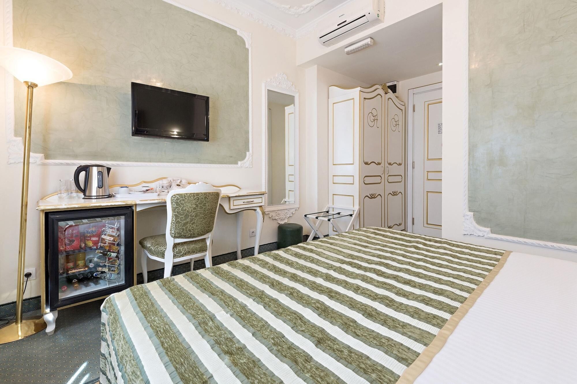 Photo - Queen's Astoria Design Hotel