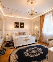 Executive-Suite | Wohnbereich | 32-Zoll-Flachbildfernseher mit Kabelempfang, Fernseher