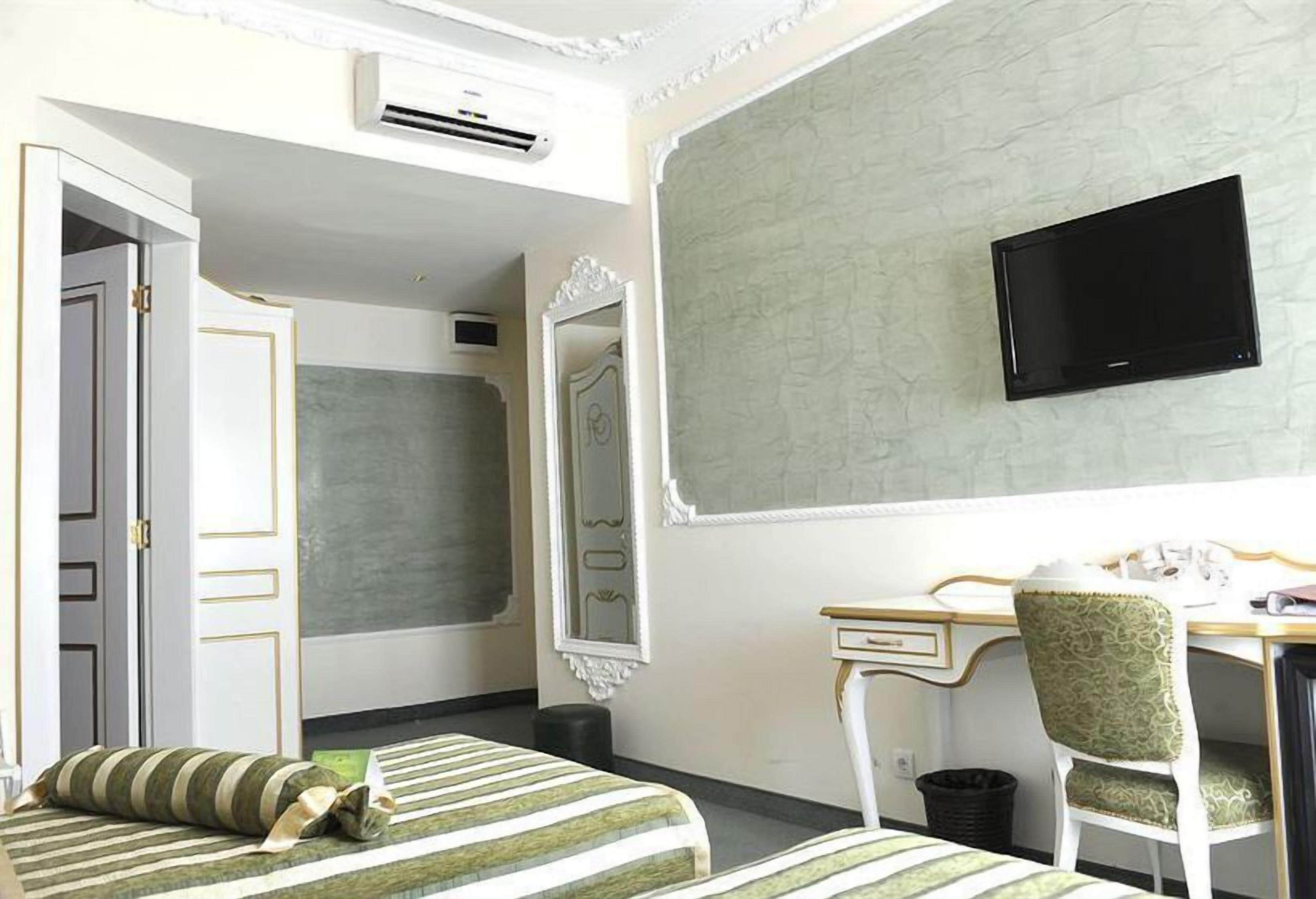 Photo - Queen's Astoria Design Hotel