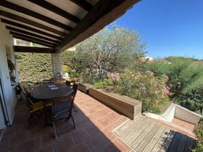 Outdoor dining - Villa Familiale et Lumineuse à 6min à Pied de la Plage (Carry le rouet)