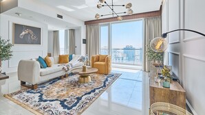 Un salon moderne comprenant un canapé, un fauteuil, une table basse et un grand tapis.