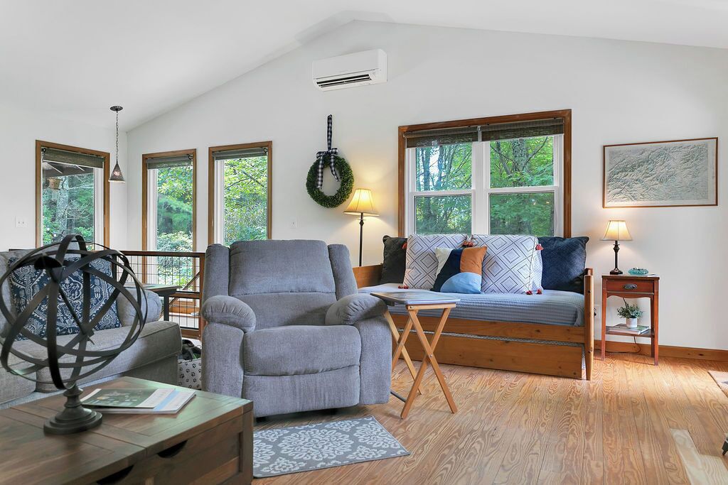 Älytelevisio, takka, DVD-soitin, videokirjasto