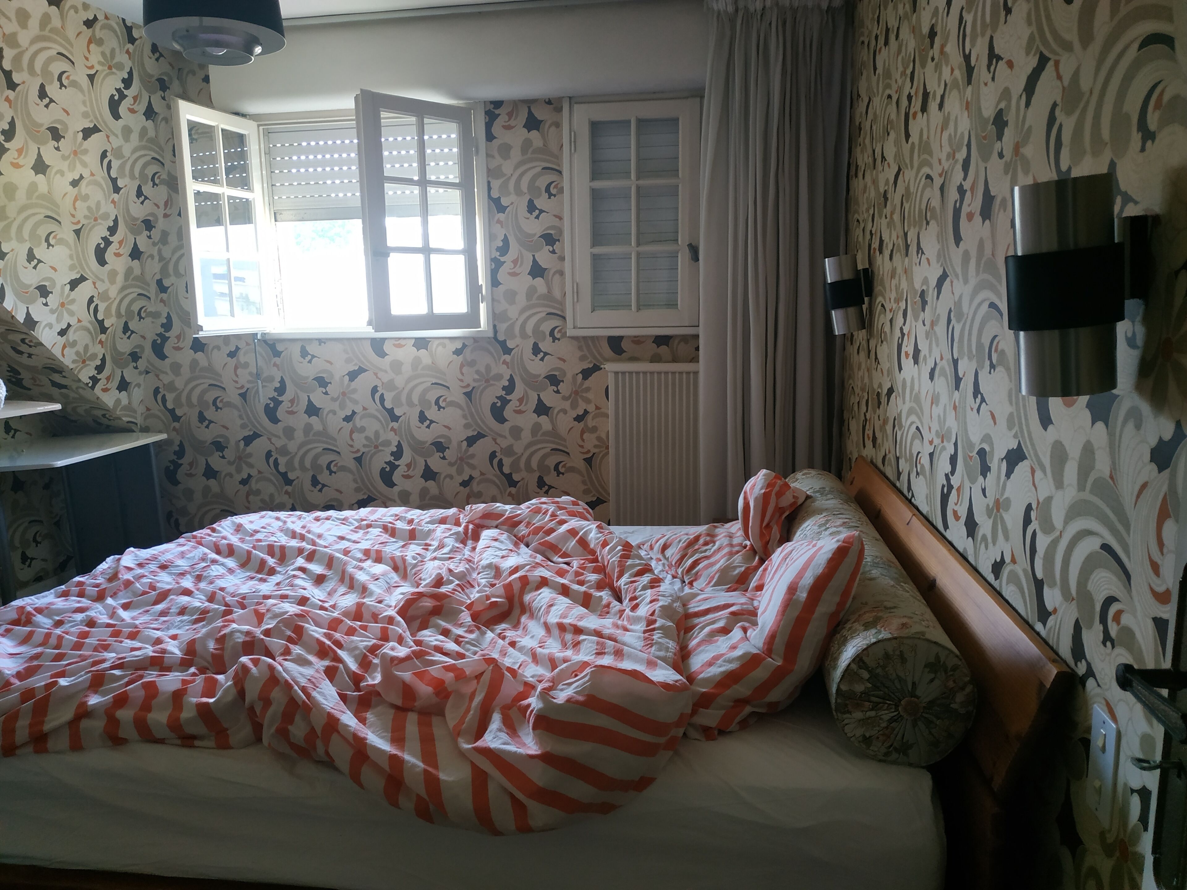 6 chambres, bureau, fer et planche à repasser, lit parapluie