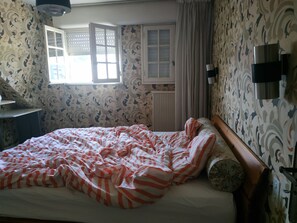 6 soverom, skrivebord, strykejern/-brett og reiseseng for barn