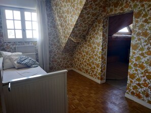 6 bedrooms, desk, iron/ironing board, travel cot