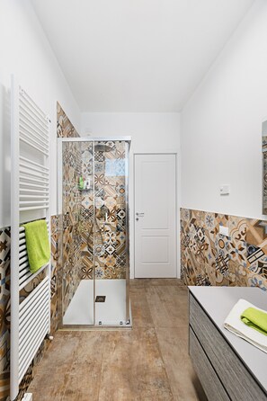 Appartamento Basic | Bagno | Doccia, set di cortesia gratuito, asciugacapelli, bidet