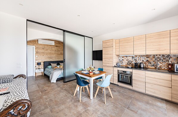 Business Apartment | Private kitchen | Fridge, microwave, oven, stovetop - Castelletto Apts by Wonderful Italy (Polpenazze del Garda)