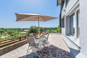 Basic Apartment | Terrace/patio - Castelletto Apts by Wonderful Italy (Polpenazze del Garda)