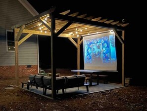 Outdoor dining - Calla Hill-Get away and relax inside or out! (Gloucester)