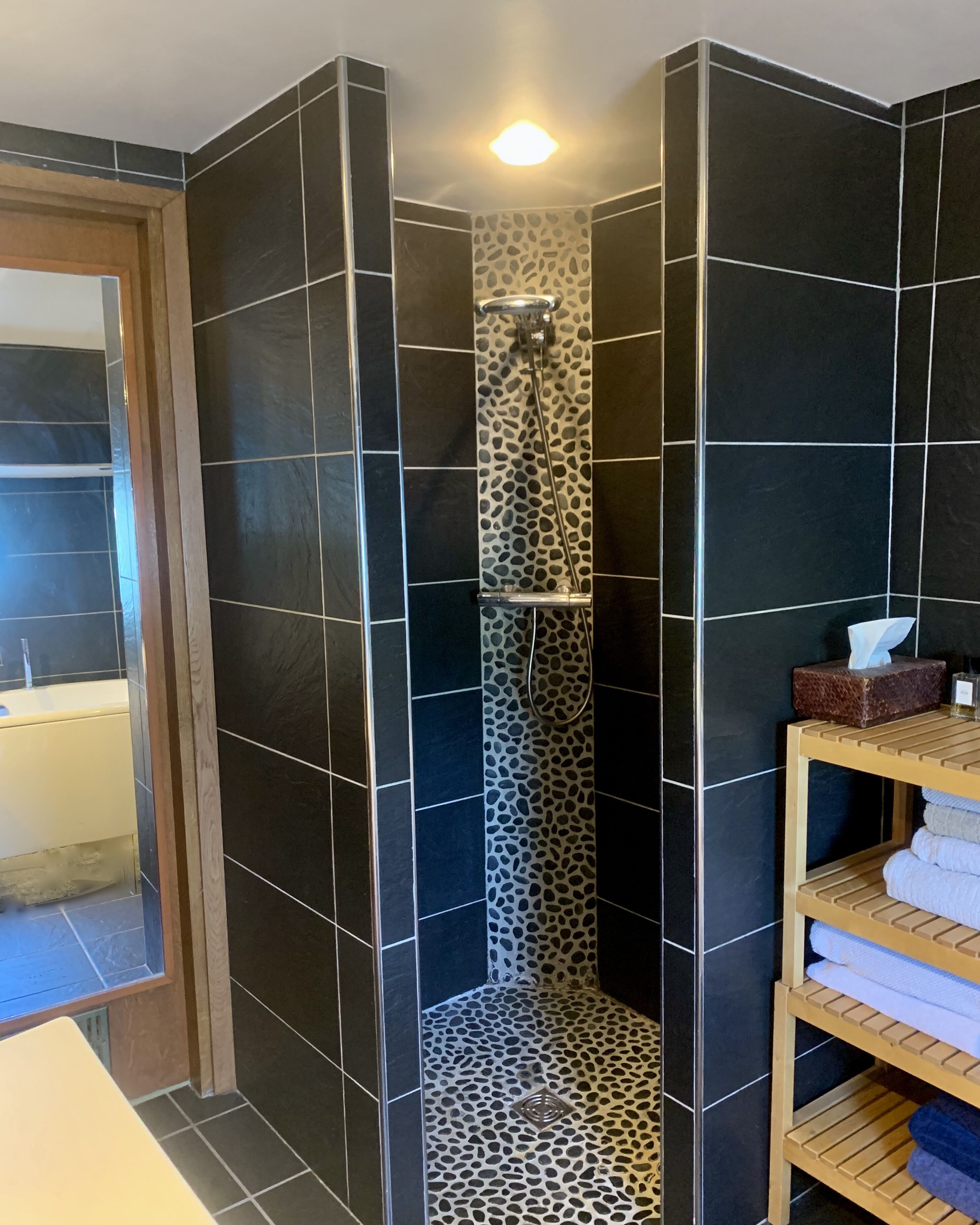 Douche, sèche-cheveux, serviettes fournies, savon