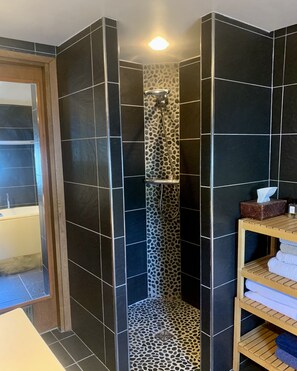Een douche, een haardroger, handdoeken, zeep