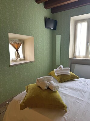 Superior Twin Room | Individually decorated, desk, free WiFi, bed sheets - Relais San Michele (Rivoli Veronese)