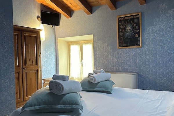 Habitación básica con 2 camas individuales | Decoración individual, escritorio, wifi gratis y ropa de cama