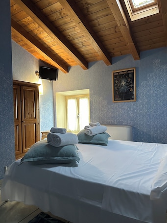 Decoración personalizada, escritorio, wifi gratis y ropa de cama