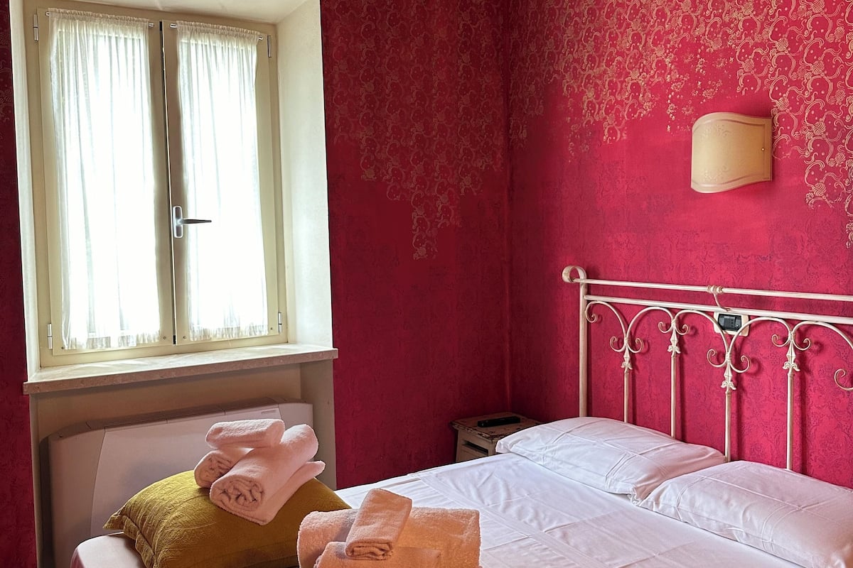 Decoración personalizada, escritorio, wifi gratis y ropa de cama