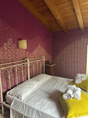 Superior Twin Room | Individually decorated, desk, free WiFi, bed sheets - Relais San Michele (Rivoli Veronese)