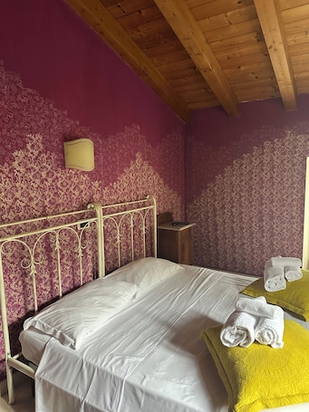 Decoración personalizada, escritorio, wifi gratis y ropa de cama