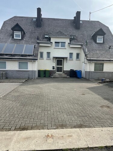 Ferienwohnung für das ganze Team direkt an der Autobahn A45