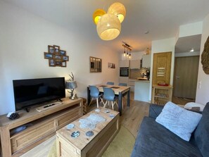 Living area - 3rd floor, view mountain, balcony, tv, 51m², Valmorel (Les Avanchers-Valmorel)
