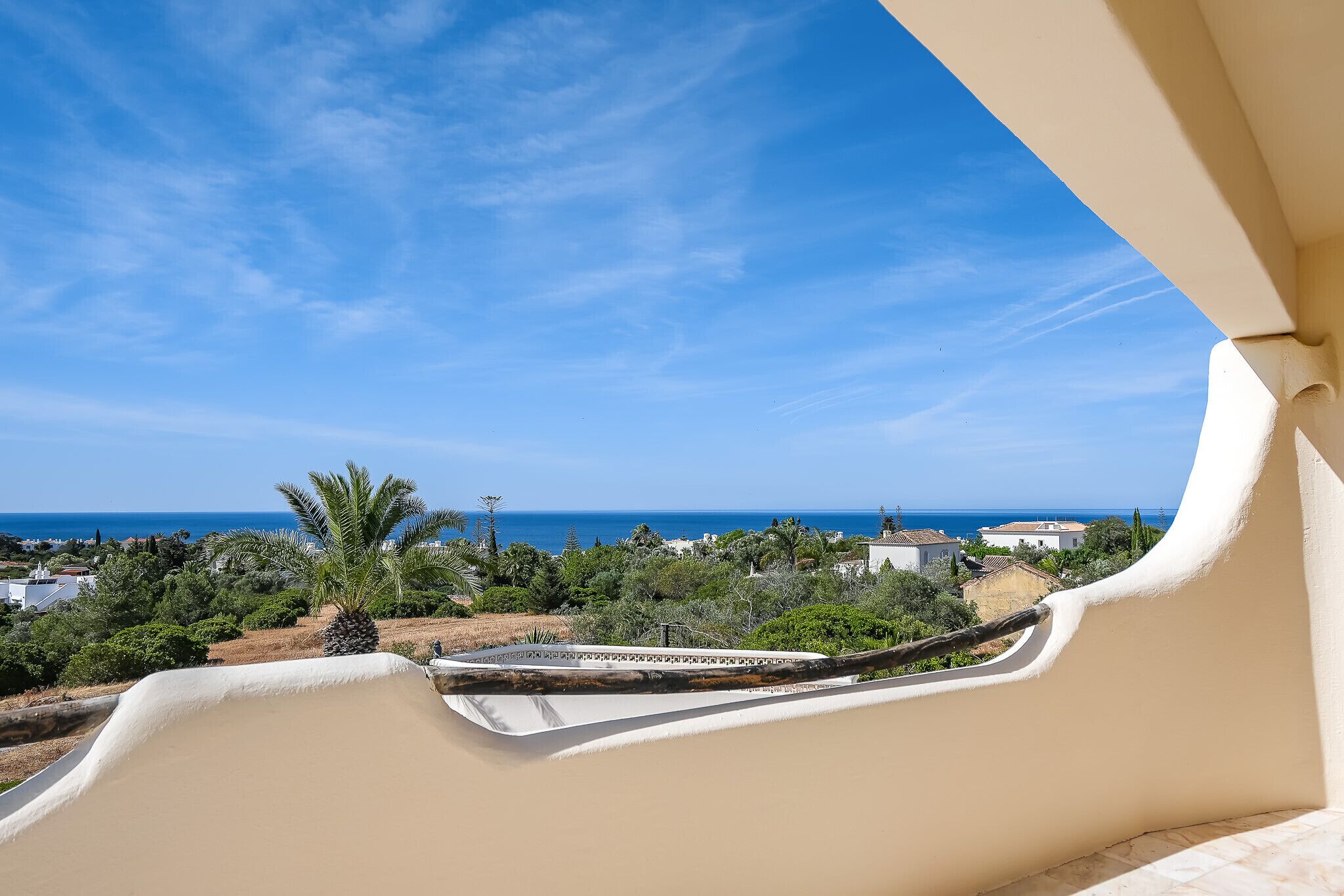 Un balcon avec vue sur la mer et sur le paysage côtier.