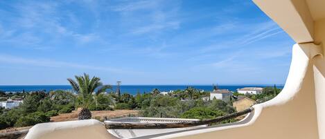 Un balcon avec vue sur la mer et sur le paysage côtier.