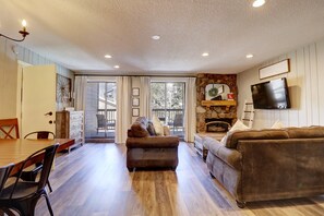 Condo, 3 Bedrooms | Living area