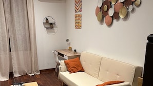 Un salon moderne avec un canapé, une table basse et un élément décoratif mural.
